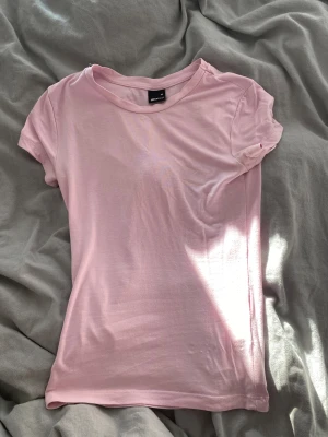 Ljusrosa t-shirt  - Säljer en ljusrosa t-shirt från Gina tricot💞 inga defekter, skriv om du är intresserad!
