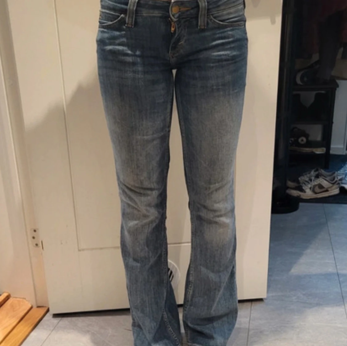 Blå bootcut jeans från Cheap Monday