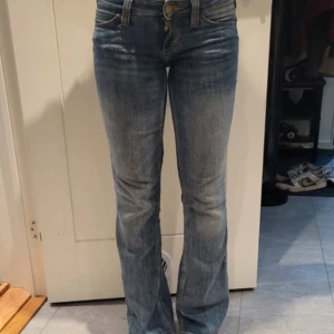 Blå bootcut jeans från Cheap Monday - Säljer ett par blå bootcut jeans från Cheap Monday knappt använda då de är lite små för mig storlek 26/32 