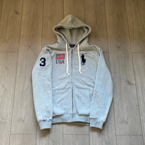 Polo Ralph Lauren Zip Hoodie - Tju, säljer en helt ny Polo Ralph Lauren Zip Hoodie✅Plagget är stämplat XL men passar Large! Hör av er vid frågor!🙏