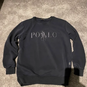 Polo Ralph lauren M - Säljer min Polo Ralph Lauren tröja/sweatshirt i storleken xl men sitter som M. Den är i nytt skick förutom slitaget som vissas på bild 3.