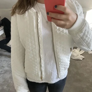 Jacka  - Jätte fin jacka! Storlek M men passar xs/s också💞