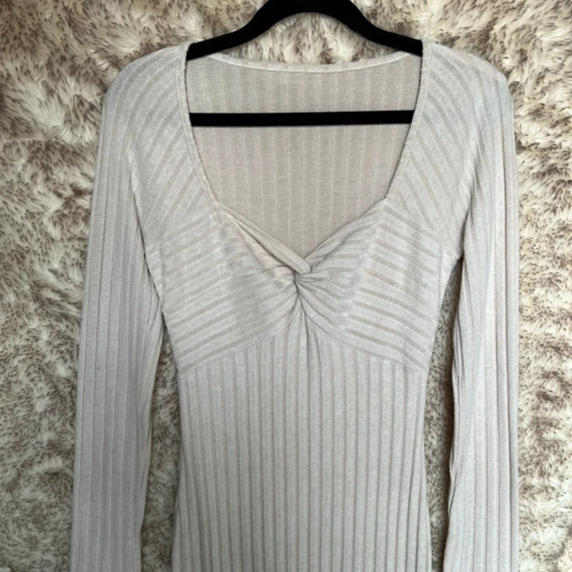 Beige ribbad långklänning med slits - 2