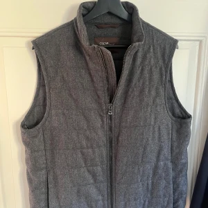 Grå väst från Oscar Jacobson - Säljer min oerhört snygga väst från Oscar Jacobson. 9/10 skick knappt använd. Perfekt nu för hösten 