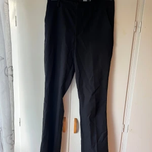 Kostymbyxor  - Ett par kostymbyxor från bikbok, storlek 40 men skulle säga den passar till storlek 38 också! Dom är midwaist för mig så antingen high waisted eller midwaist i midjehöjd! Helt oanvända fick de på julen för nåt år sen men har inte kommit i användning. Dom är straight och kanske lite boocut.