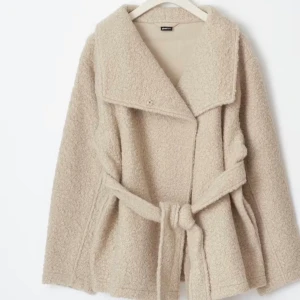 Beige kappa - Jätteskön kappa, kan ta av bandet. Oversize        Org. pris 599 