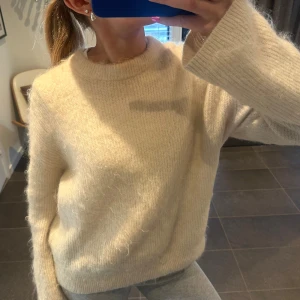 Stickad tröja &other stories - Säljer denna jättefina stickade tröja från & other stories!!