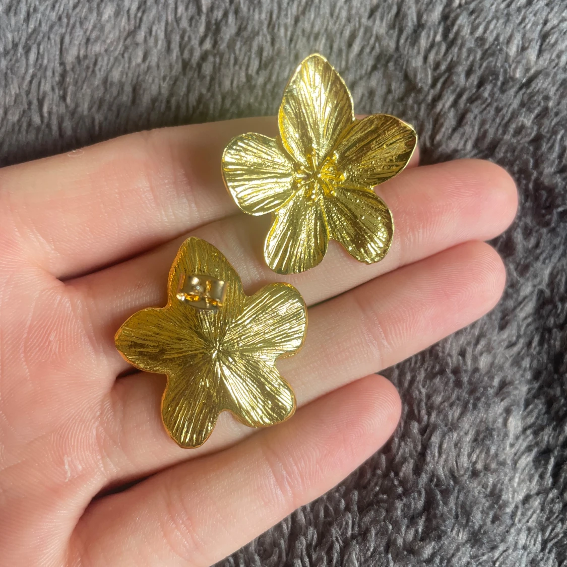 Guldiga blomformade örhängen🤍 - 1