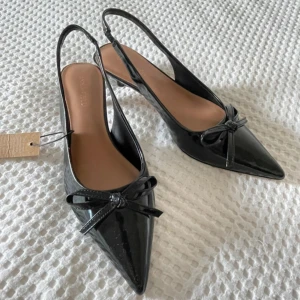 Anna field klackar  - Jätte snygga helt nya Anna field klackar. Kitten heals. Aldrig använda då det blev fel storlek men hann ej skicka tillbaka. Lappar är kvar. stor i storleken så skulle säga att den passar en 38