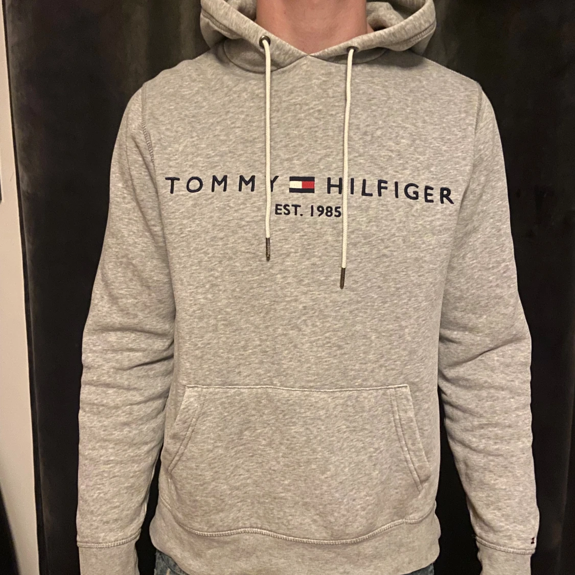 Grå hoodie från Tommy Hilfiger - 2