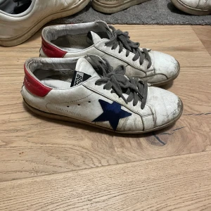 Golden Goose  - Säljer ett par schyssta Golden goose storlek 43 dom är i hyfsat skick inga hål i sulan som det brukar bli på dom 