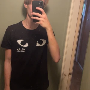 Svart Comme des Garçons PLAY t-shirt - As snygg t shirt från cdg. Använd en gång endast för att prova. Kom med frågor!