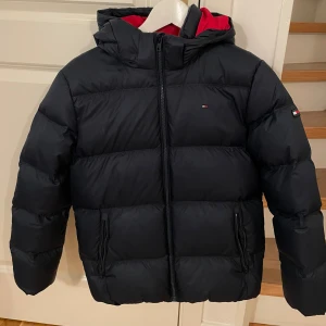 Svart pufferjacka från Tommy Hilfiger - Snygg svart pufferjacka från Tommy Hilfiger, använd men ser nästan ny ut.