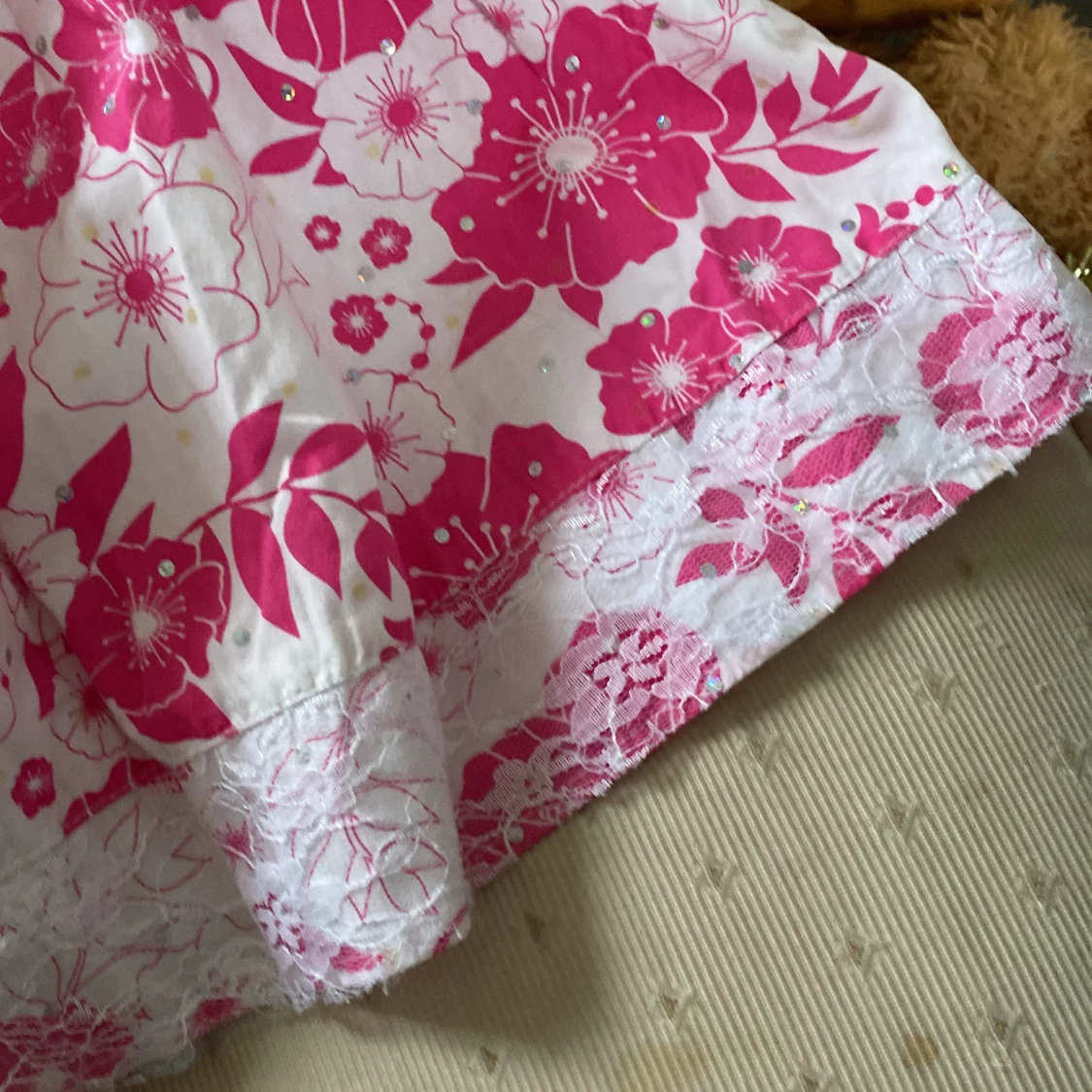 Rosa blommig kortklänning med spets - 2