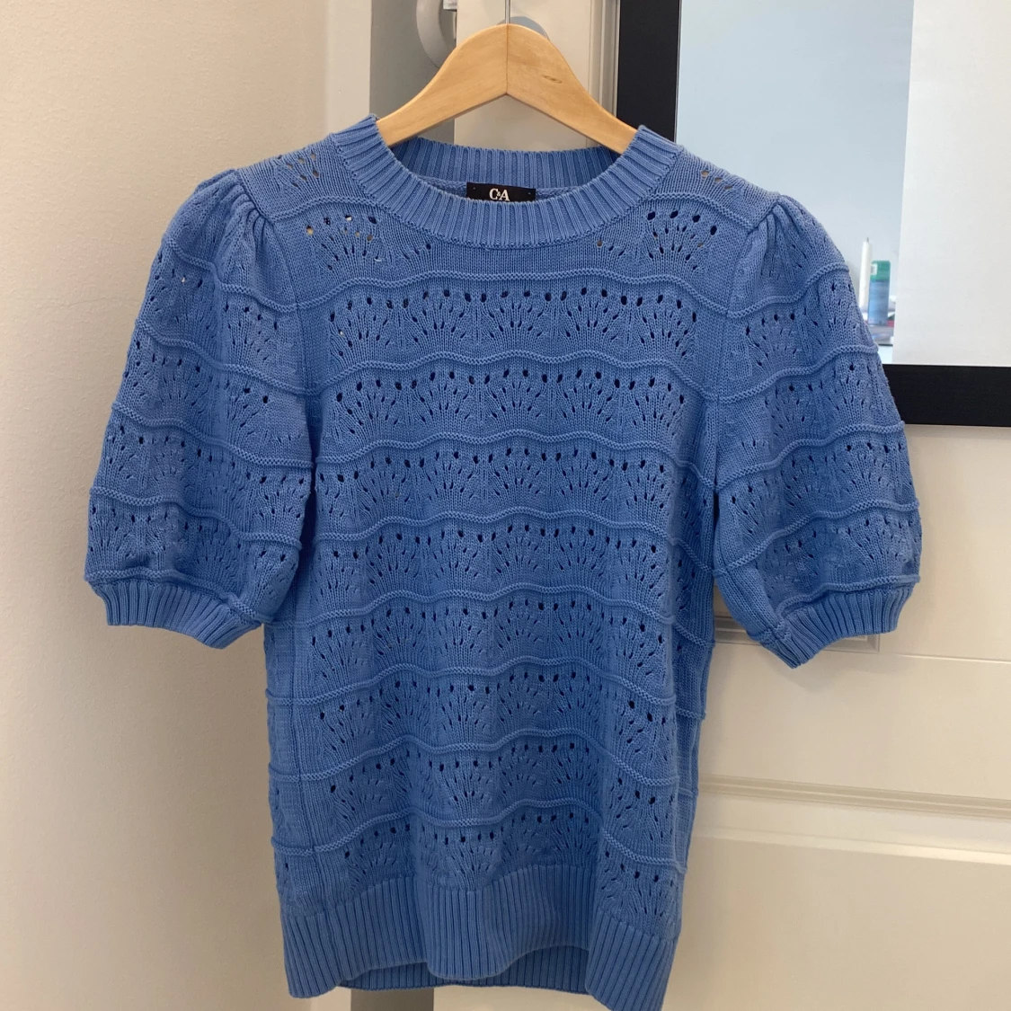 Blå stickad topp med puffärm C&A XS