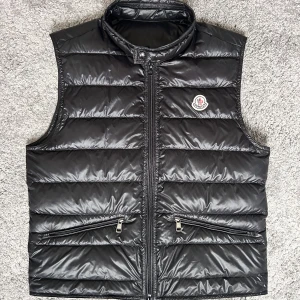 Moncler Gui Väst - •9/10 skick - ✅ •Storlek - 2/M📏 •Inkluderat - väst👟 •Fraktar - inom 24h📦