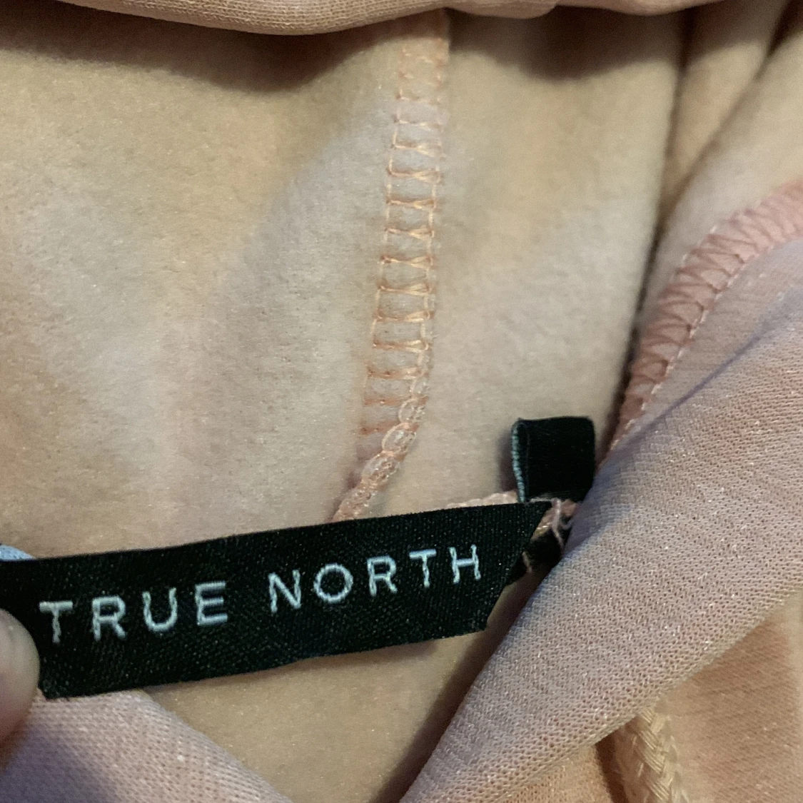 Rosa hoodie från True North - 2