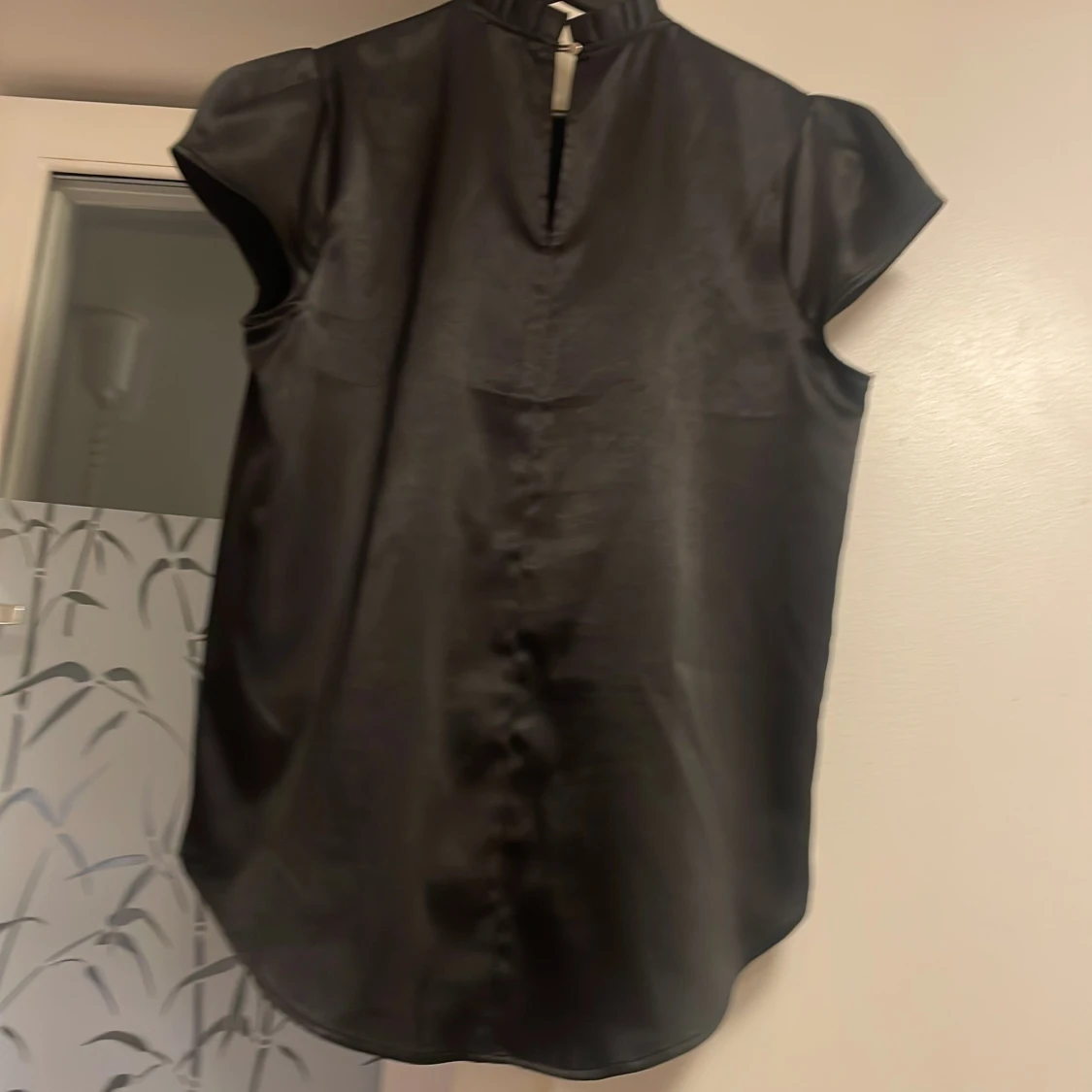 Svart blus med volang från River Island - 1