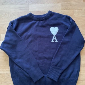 Ami pullover - Skön mörkblå tröja som passar till allt👌                          Storlek M