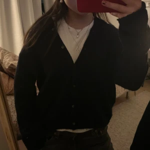 Mörkblå Kofta - Väldigt gullig mörkblå kofta från HM🙌🙌