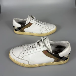 Burberry Skor - Ett par riktigt snygga och stilrena burberry skor! Storlek 41, kan även passa större. Hör av er vid frågor!