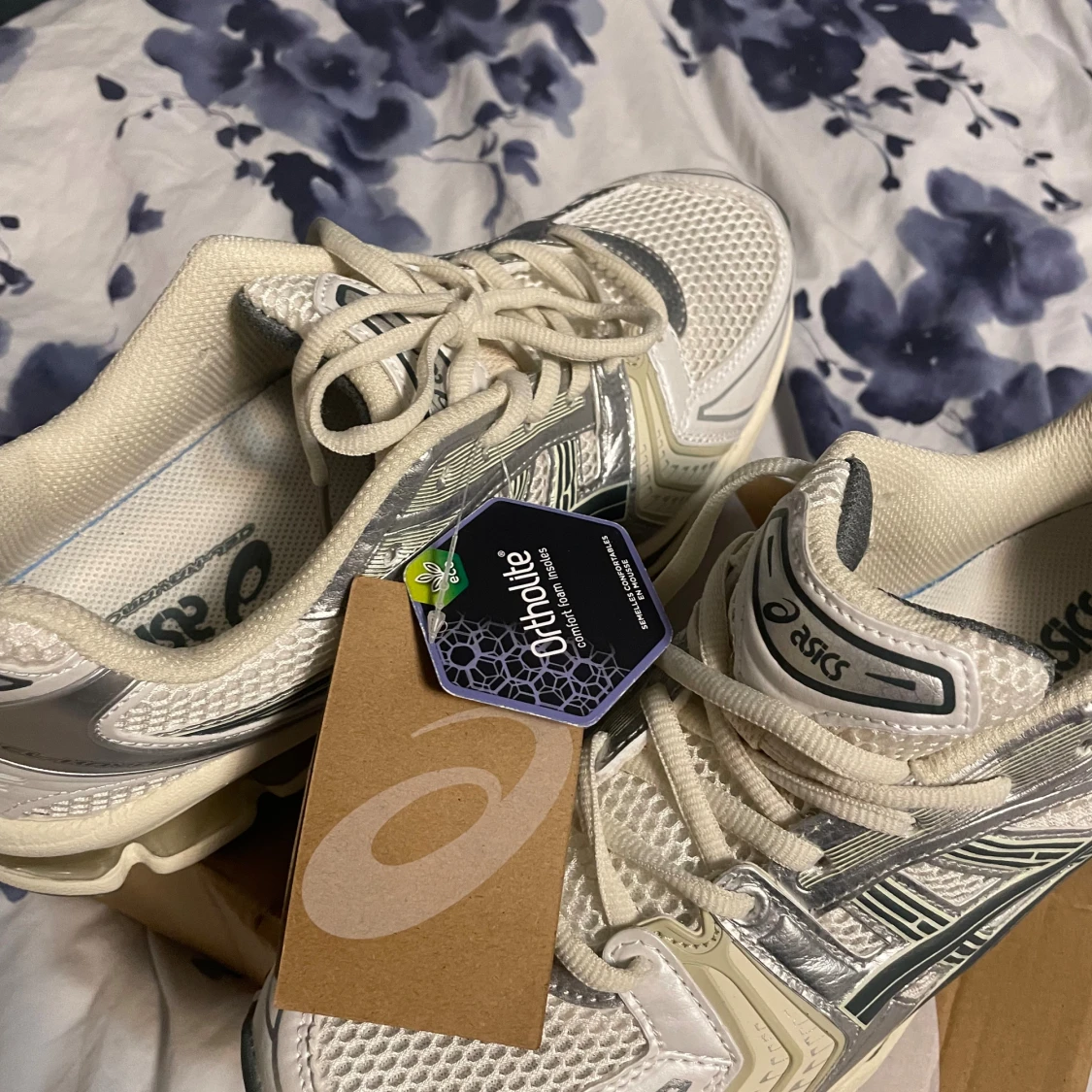 Vita ASICS sneakers med silverdetaljer - 1