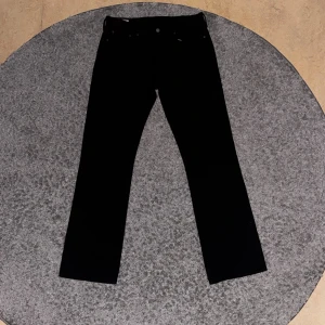 Svarta Levi's 527 jeans W33 L34 - Svarta Levi's 527 jeans. Helt nya har kvitto använda 1 gång. Nypris är på 1250kr. Pris kan dissekeras vid snabb affär