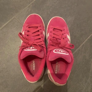 Rosa campus skor - Väldigt snygga och bra till hösten,vintern och våren!😍 fel storlek tyvär, och är därför bara använda 1 gång. Öppen för prisförslag!!❤️