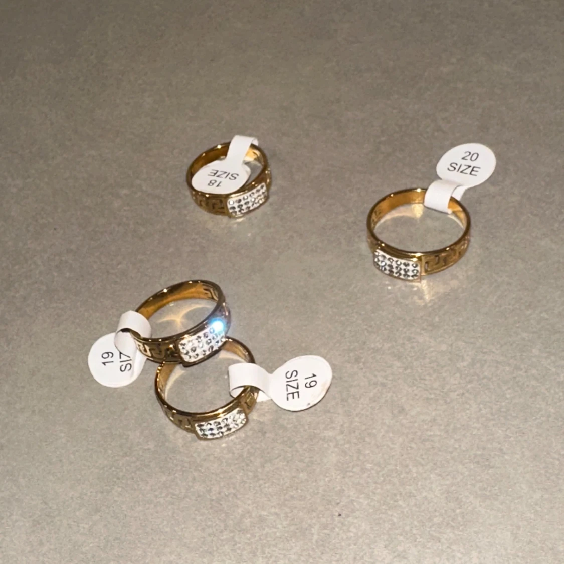 Guldiga ringar med glittriga stenar