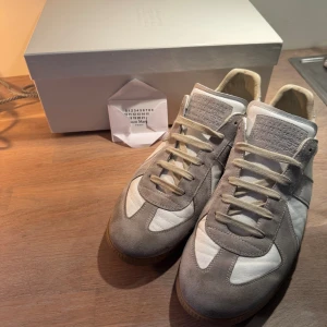 Maison Margiela - Säljer nu mina Maison margielas köpta helt nya i somras och endast använt sparsamt under sommaren. box och skydd till skorna finns kvar. Str 44 1/2 kan gå ner i pris vid snabb affär!