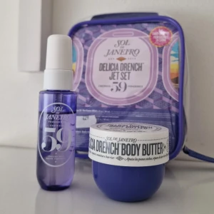 Sol de Janeiro Delicia Drench Jet Set - OBS Kolla samma annons med fri frakt bland mina annonser. Sol de Janeiro Delicia Drench Jet Set innehåller en lila face mist Cheirosa 59 och en body butter i matchande lila burk. Setet har en fräsch doft och kommer i en snygg lila förpackning, perfekt för dig som gillar att dofta gott och återfukta huden. Mist är använd få gånger. Butter är ny. Köparen får allt som är på bild.