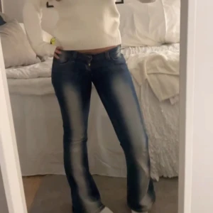 Lågmidjade jeans - Supersnygga lågmidjade jeans från Cheap monday, weekday!! De är i superfint skick och i stl 28,32. Jag är 164 lång och de är 35 cm rakt över midjemått.💕💕
