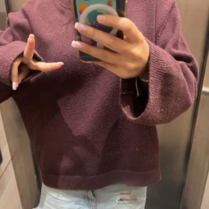 stickad tröja - Mysig vinröd stickad tröja med avslappnad passform i storlek L men passar även S-M💖