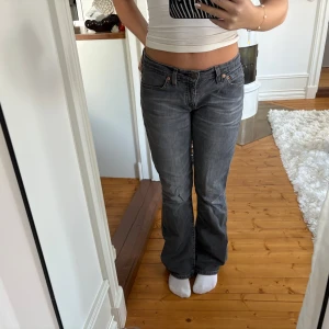 Levis jeans  - Fina Lågmidjade bootcut jeans från Levis i storlek 28/32💖💖❤️