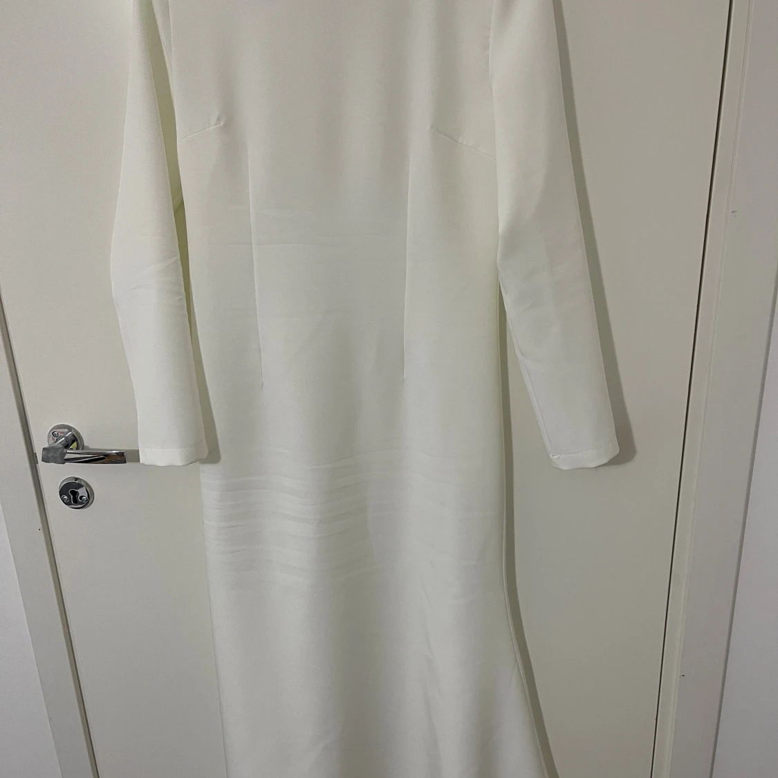 Vit långklänning med silverdetaljer - 2