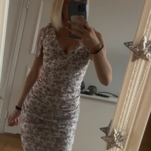 Klänning med rosettknyt på axlarna  - Klänning med rosettknyt på axlarna storlek 36 