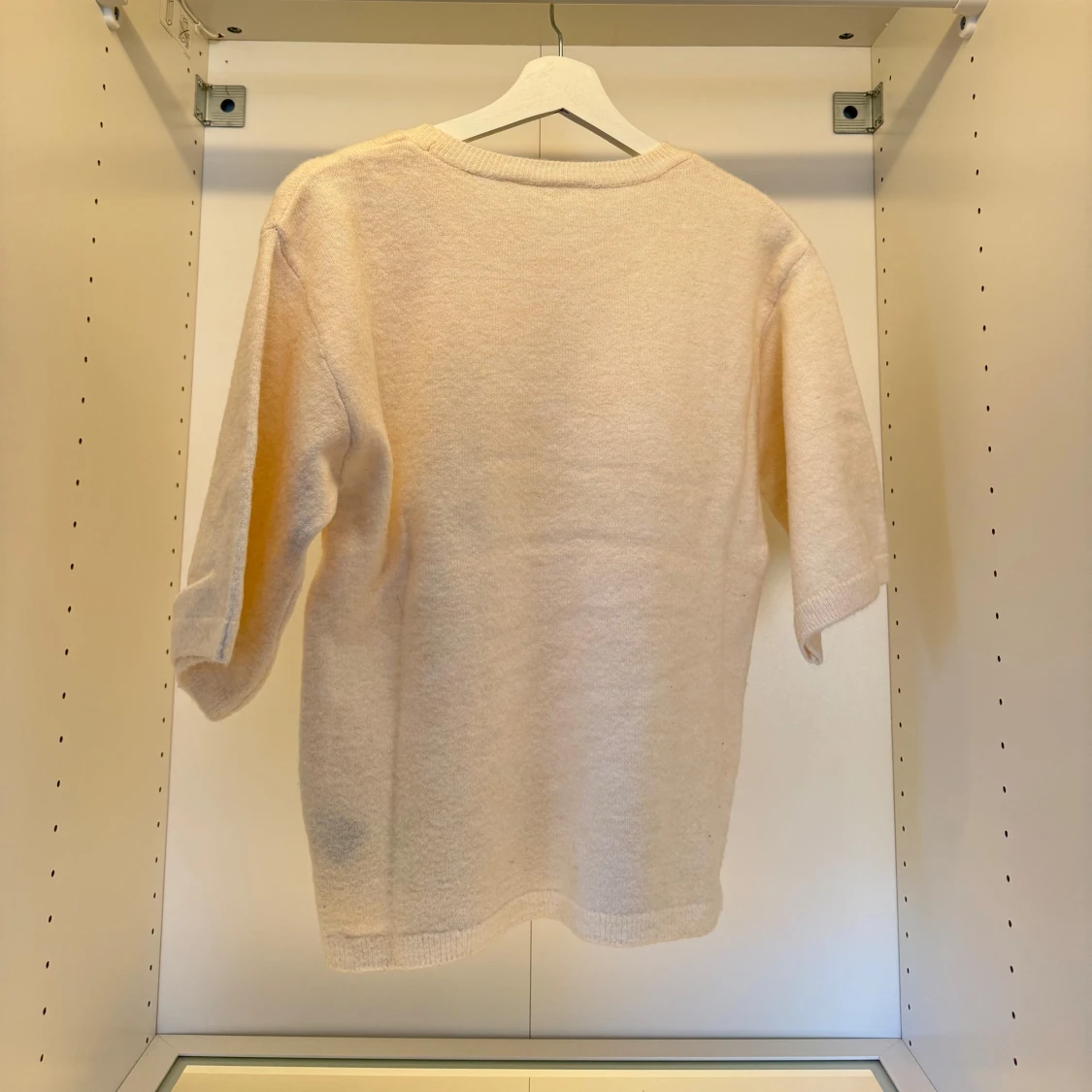 Beige stickad tröja med kort ärm - 1