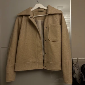 Beige kappa Zink - Stilren beige kappa från Zink perfekt till hösten och våren💕 skriv privat vid frågor eller intresse 
