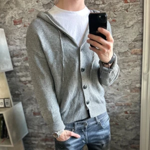 Stickad kofta - Mycket fint skick, inga defekter. Lite pösig passform. Storlek 48/S passar dig som är mellan 175-185cm ungefär. Nypris ca 1000kr. Modellen är 185 cm, 79 kg. Passar bra nu till vintern. Skriv för mer information!🤝 