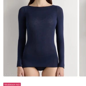 Intimissimi tröja - Snygg marinblå långärmad topp från Intimissimi. Har tagits väl hand om men ändå väl använd. Ett hål på en av ärmarna som jag sytt ihop, samt ett jätte litet på andra armén som jag hittade när jag kollade igenom den noga. Hör av dig vid frågor💕