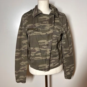 Camouflage jacka  - Camo mönstrad jacka från fishbone. Passar en s.  Köp sker via köp nu, jag postar inom 24h. Kvar tills markerad såld