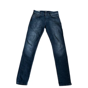 Mörkgrå Jack & Jones Jeans - Tja! Säljer dessa feta mörkgrå jeans från Jack & Jones med snygga urtvättningar. I mycket fint skick utan defekter, i modellen slim glenn. Skriv vid minsta fundering, priset är självklart inte ristat i sten🤩🤩🤩
