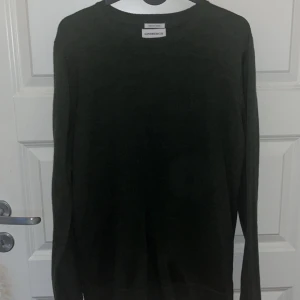 Lindbergh tröja - Säljer en fett slim tröja från Lindbergh. Den gröna färgen är riktig snygg nu för hösten och vinterns outfits. Priset är inte hugget i sten!🤗  