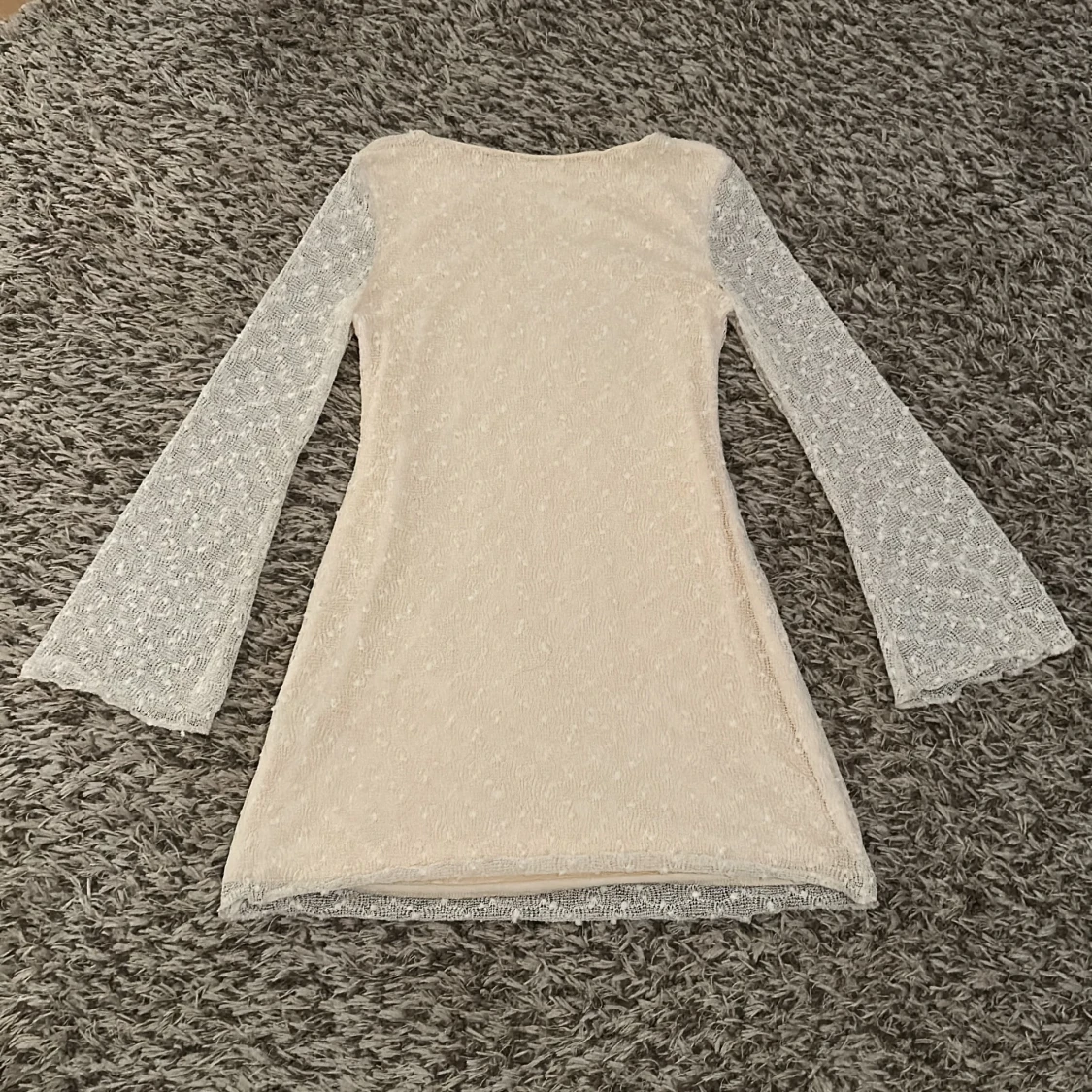 Kort spetsklänning med vida ärmar - 1