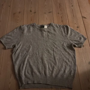 Jättefin grå kortärmad tröja - Passar till ett par jeans eller ett par jeans shorts💕.                                                                  Använt 2ggr