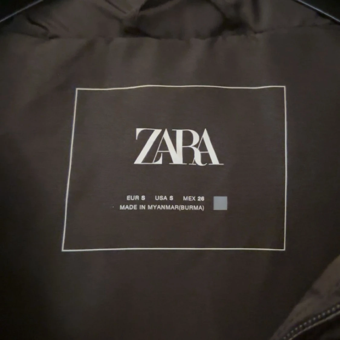 Svart dunväst med huva från Zara - 2