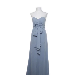 Balklänning - Superfin balklänning, har defekter men det syns inte. Kom tyvärr inte till användning, pris går att diskuteras skriv för fler bilder!