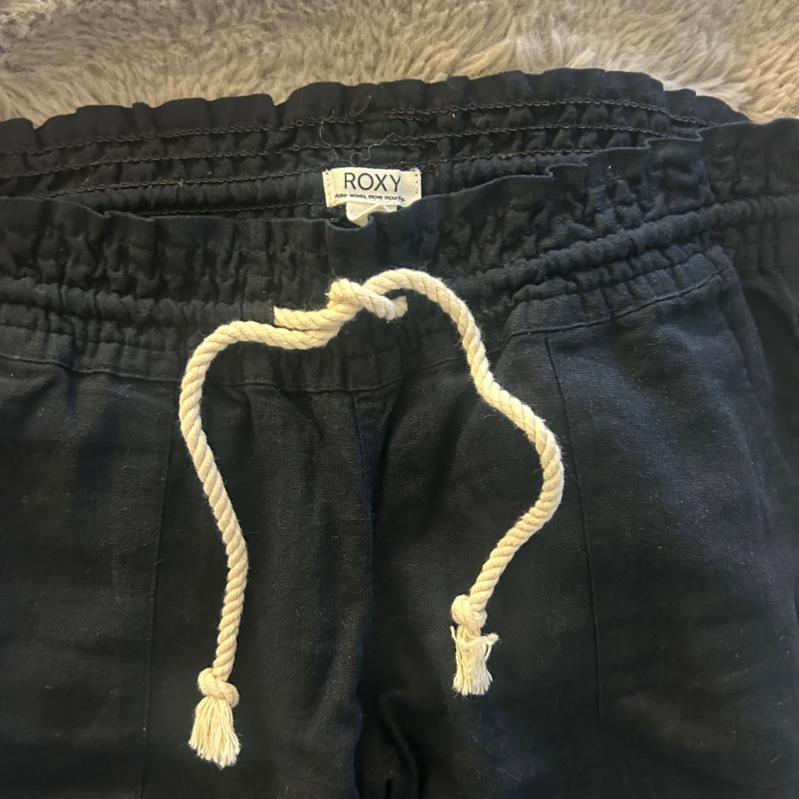 Svarta linnebyxor från Roxy med snörning - 2