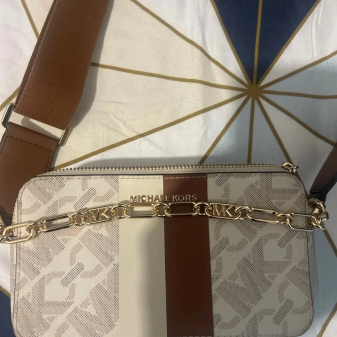 Michael Kors beige axelväska med kedja