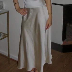 Champagne silkes kjol 🥂 - Säljer denna fina och lyxiga kjolen som man kan ha i många olika tillfällen som är festliga, hör av vid frågor 🥂💗